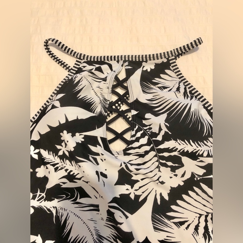 NWT Bleu Rod Beattie Black White Floral Hawaiian Print Tankini Swim Top size 10 - Picture 3 of 11